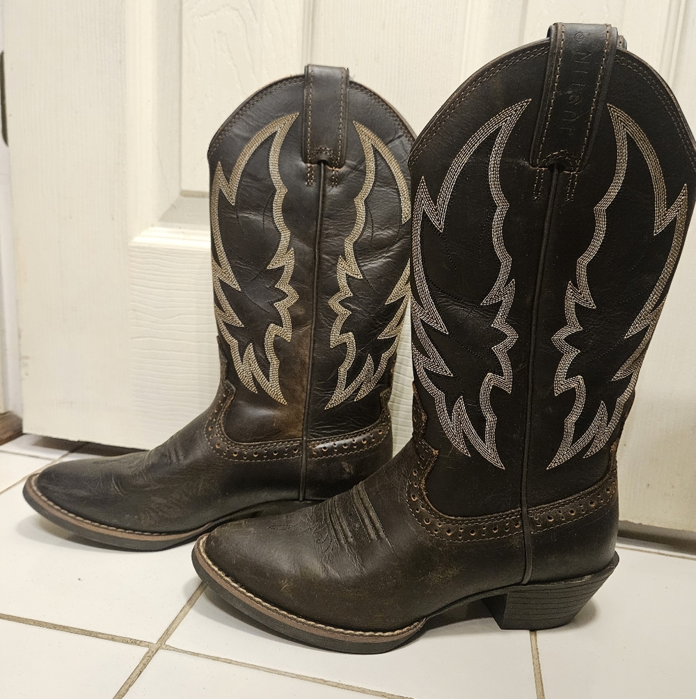 Justin Boots Brown Western Cowboy Boots with Cream Stitching